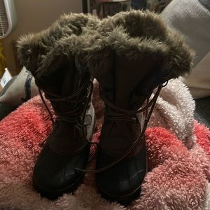 Khombu lace up winter boots size 6